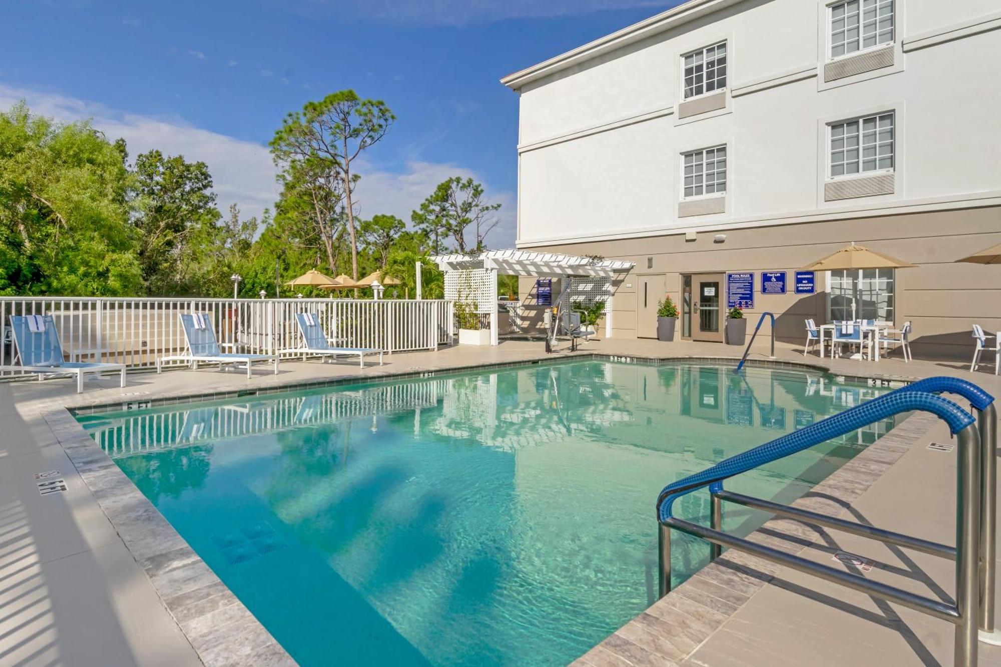 Comfort Inn & Suites Port Charlotte-Punta Gorda Exterior foto
